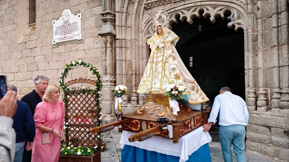 Flores para la Virgen de la Encina de Macotera