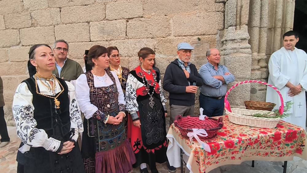 Flores para la Virgen de la Encina de Macotera
