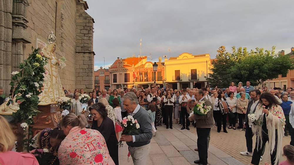 Flores para la Virgen de la Encina de Macotera