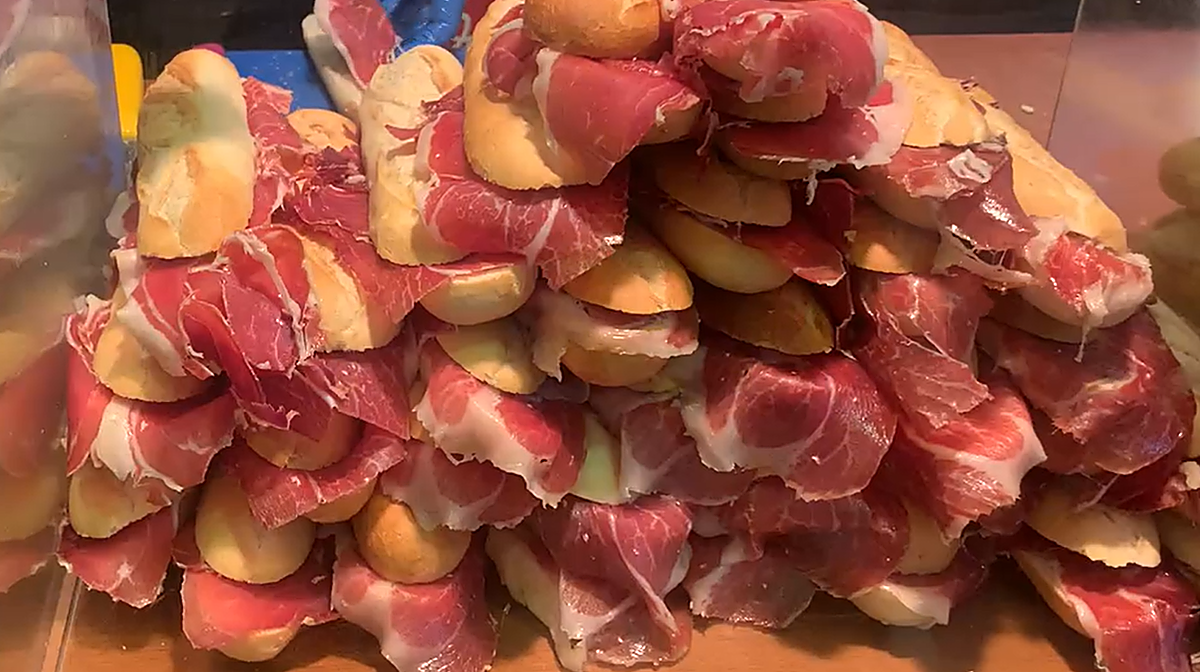 'Pata Negra' sigue triunfando con sus bocadillos de jamón en Salamaq