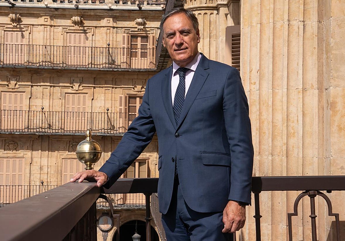 Carlos García Carbayo, en el balcón del Ayuntamiento de Salamanca.