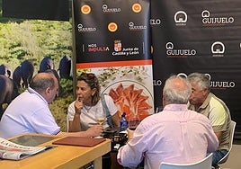 El Ayuntamiento de Guijuelo exhibe su DO en Salamaq antes de la montanera