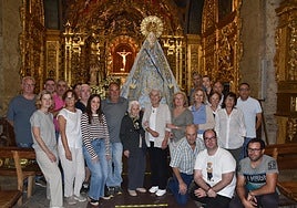Cofrades, voluntarios y religiosos se dieron cita ayer en el santuario de Béjar para preparar a la Virgen del Castañar en la víspera de su festividad.