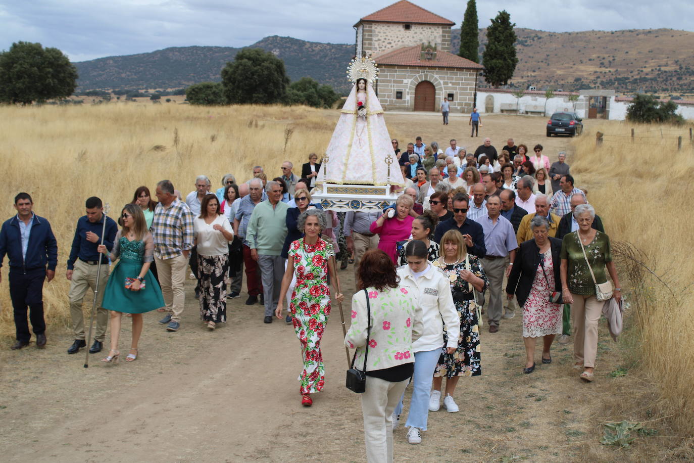 Gallegos de Solmirón acompaña a la Virgen de Gracia Carrero