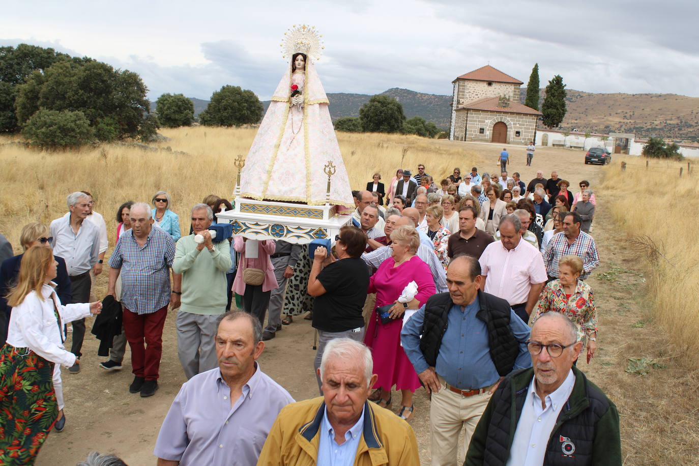 Gallegos de Solmirón acompaña a la Virgen de Gracia Carrero