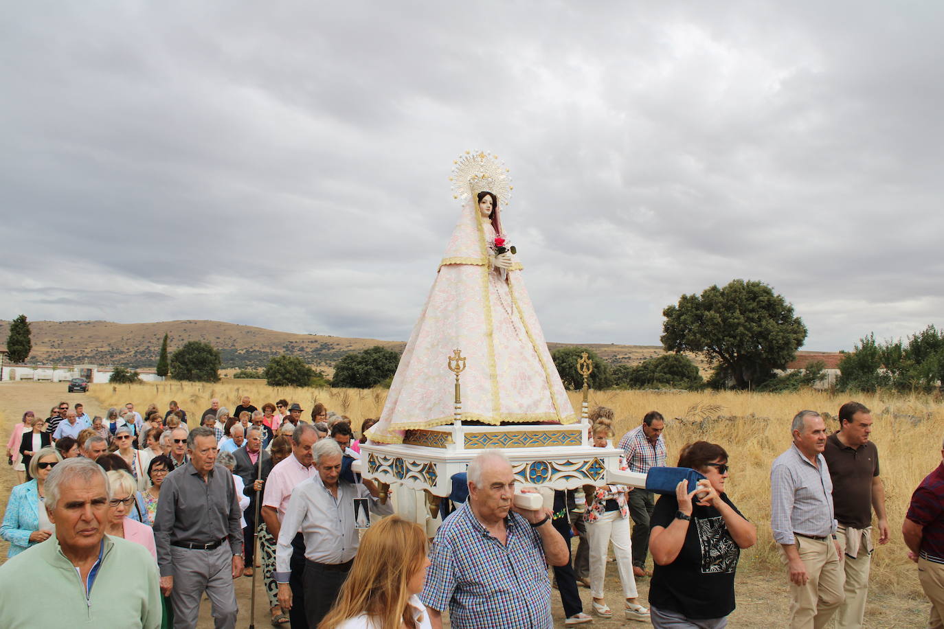 Gallegos de Solmirón acompaña a la Virgen de Gracia Carrero