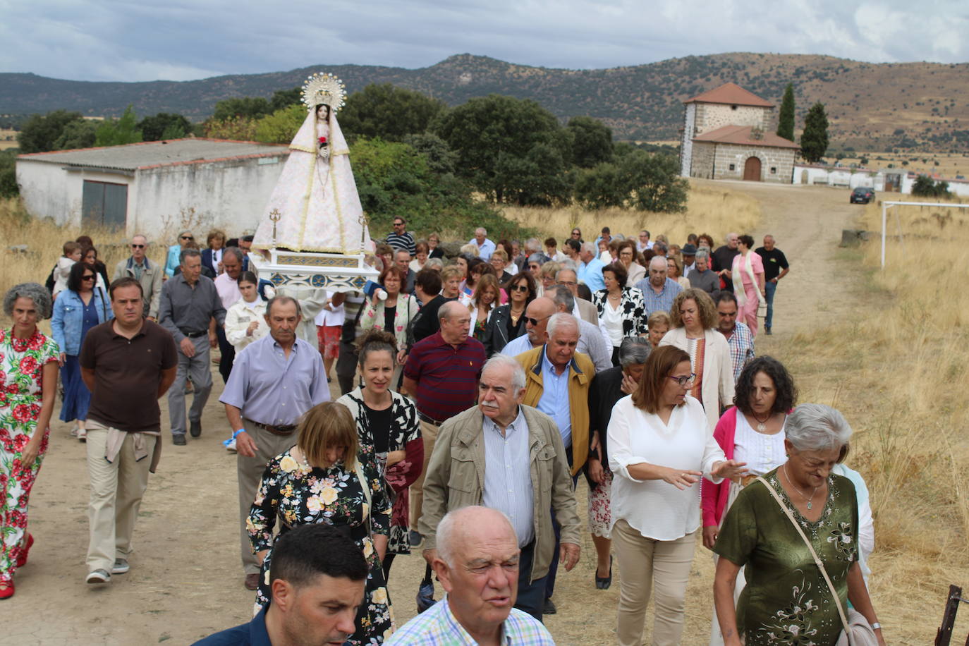 Gallegos de Solmirón acompaña a la Virgen de Gracia Carrero