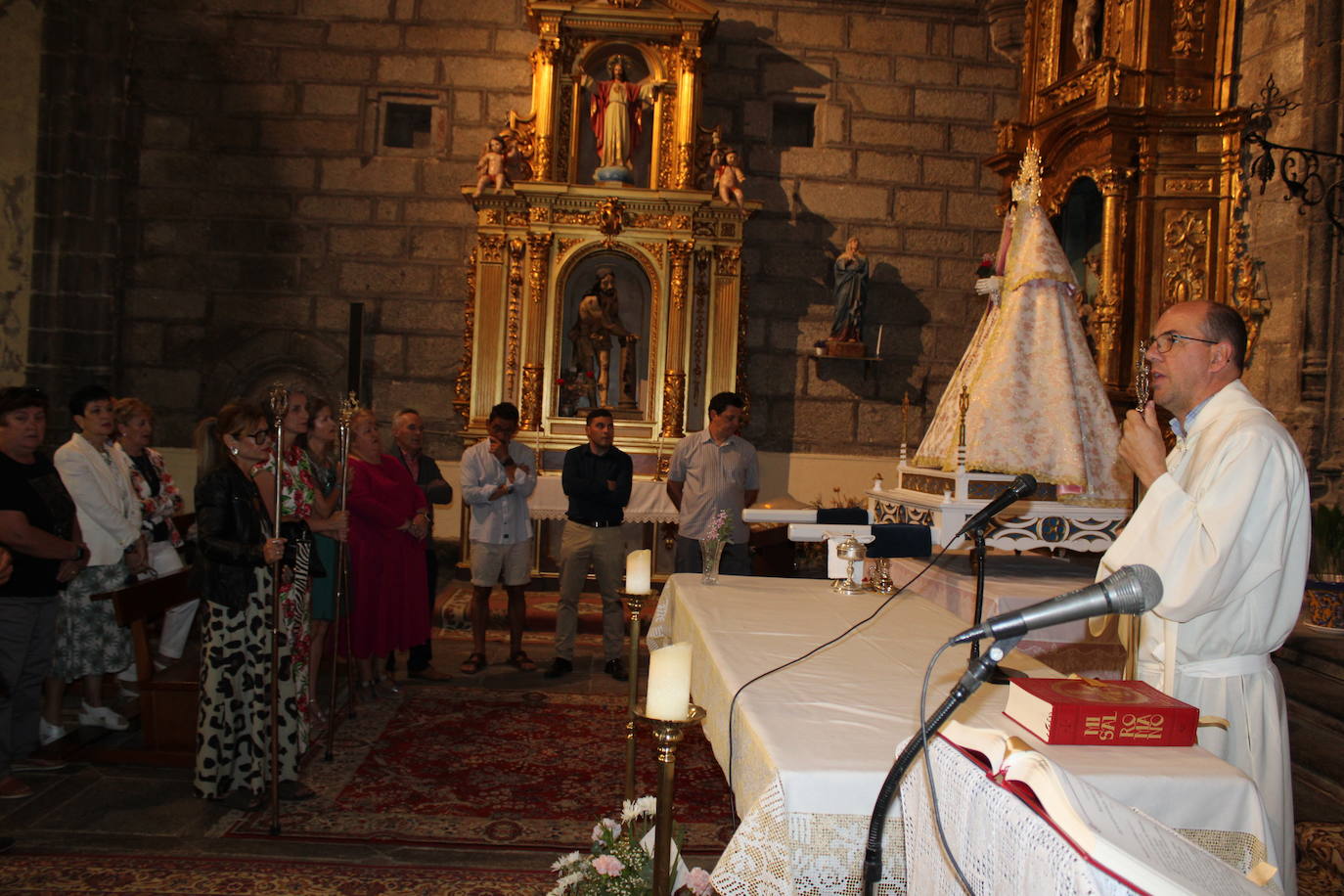 Gallegos de Solmirón acompaña a la Virgen de Gracia Carrero