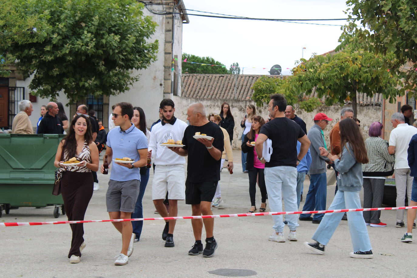 Gallegos de Solmirón acompaña a la Virgen de Gracia Carrero