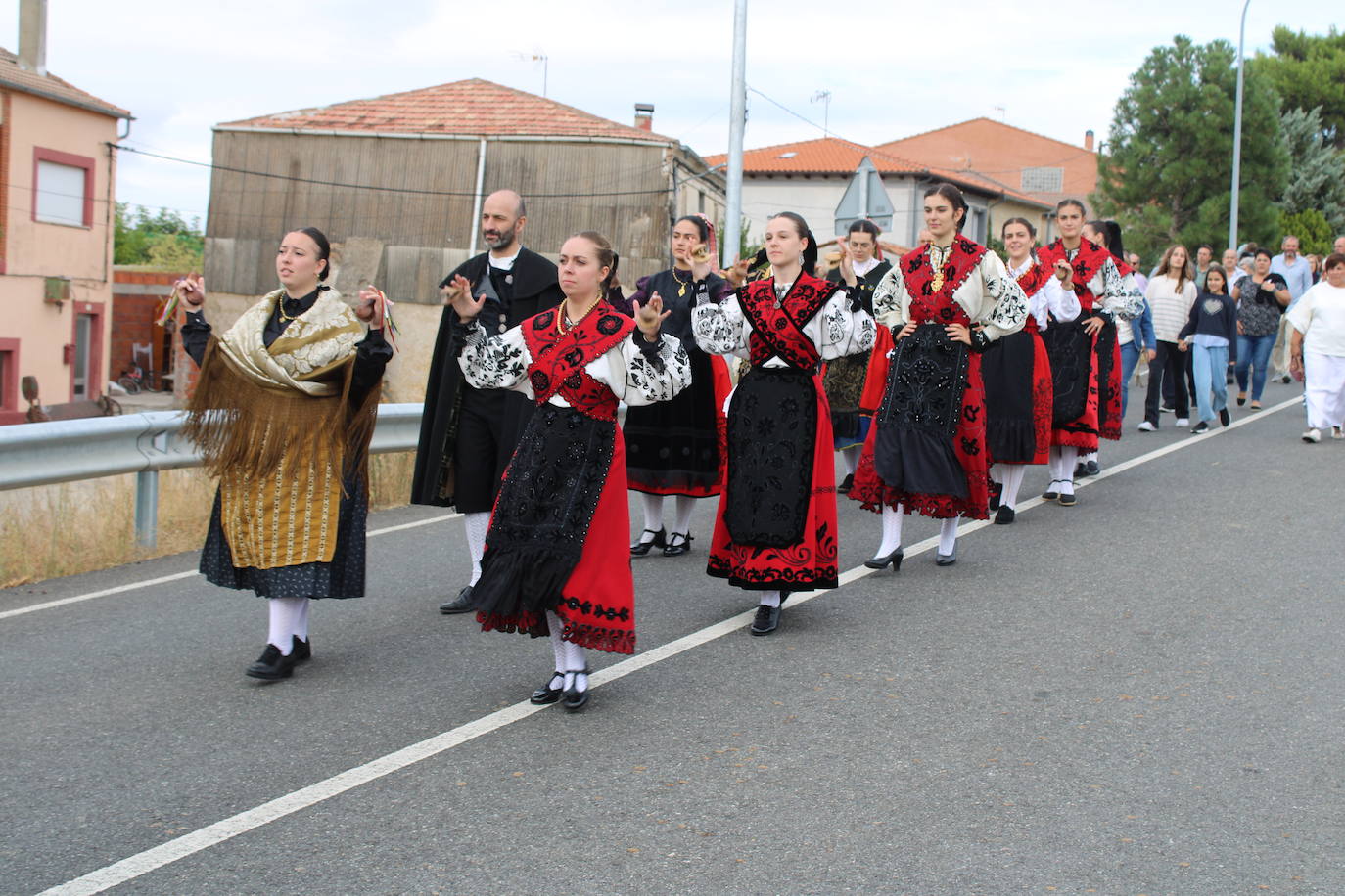 Honores a la Virgen del Carrascal en Cespedosa de Tormes