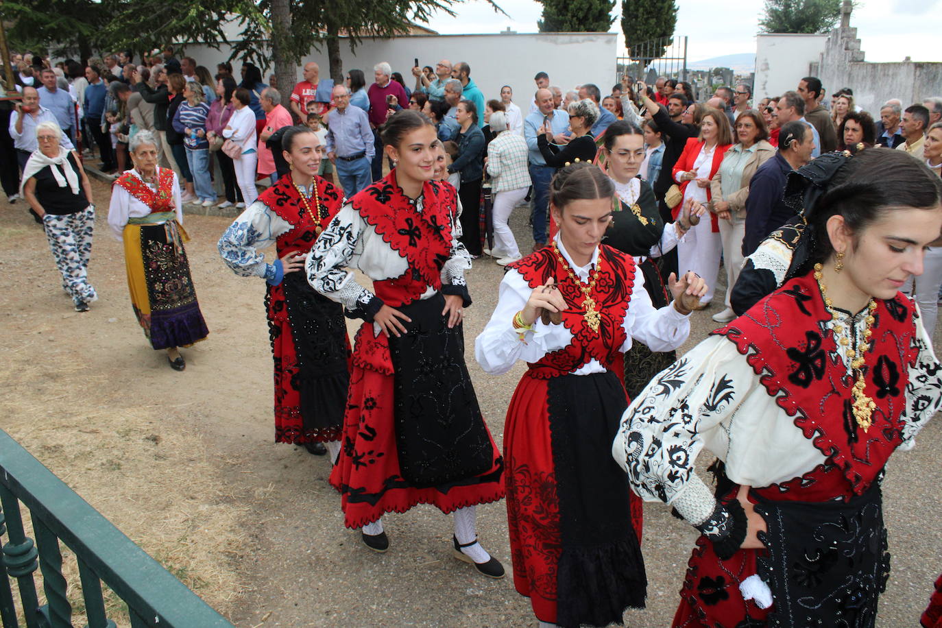 Honores a la Virgen del Carrascal en Cespedosa de Tormes