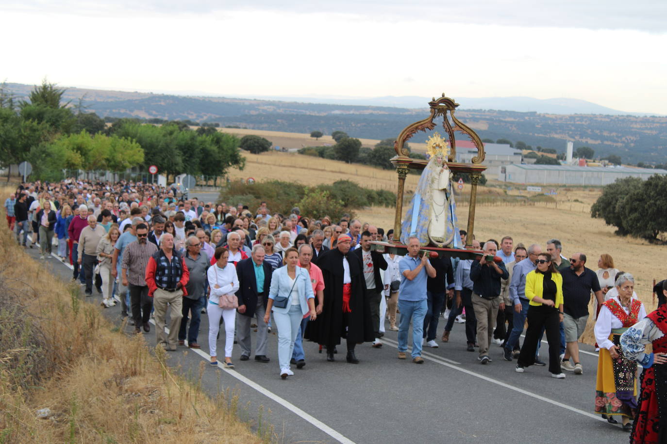 Honores a la Virgen del Carrascal en Cespedosa de Tormes