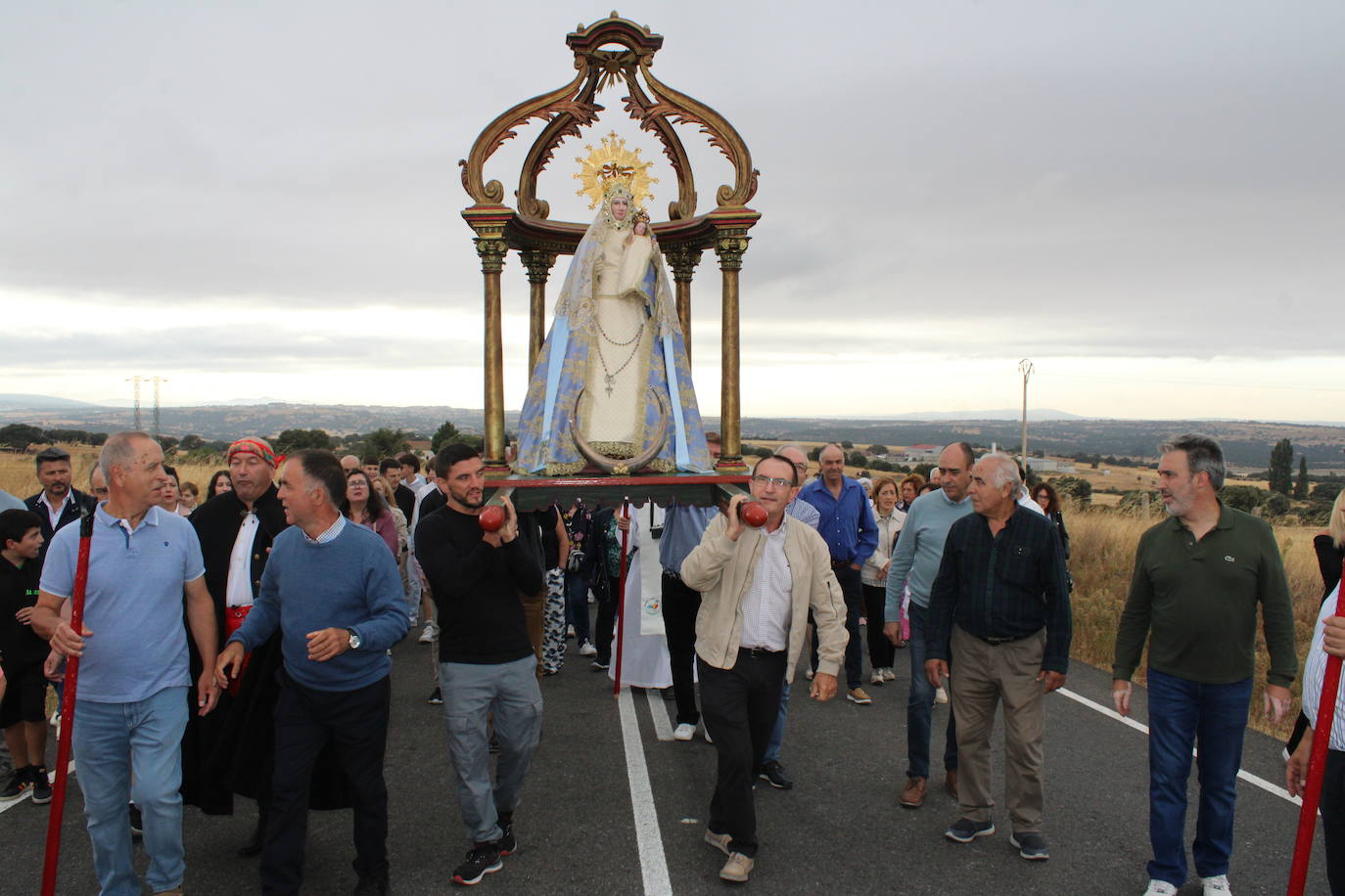 Honores a la Virgen del Carrascal en Cespedosa de Tormes