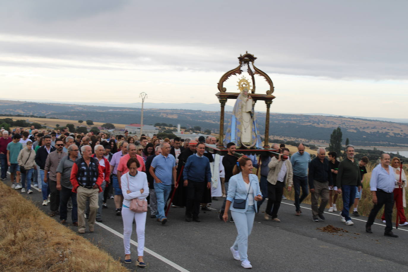 Honores a la Virgen del Carrascal en Cespedosa de Tormes