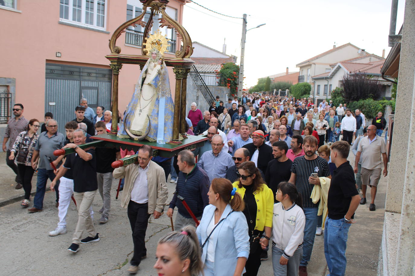 Honores a la Virgen del Carrascal en Cespedosa de Tormes