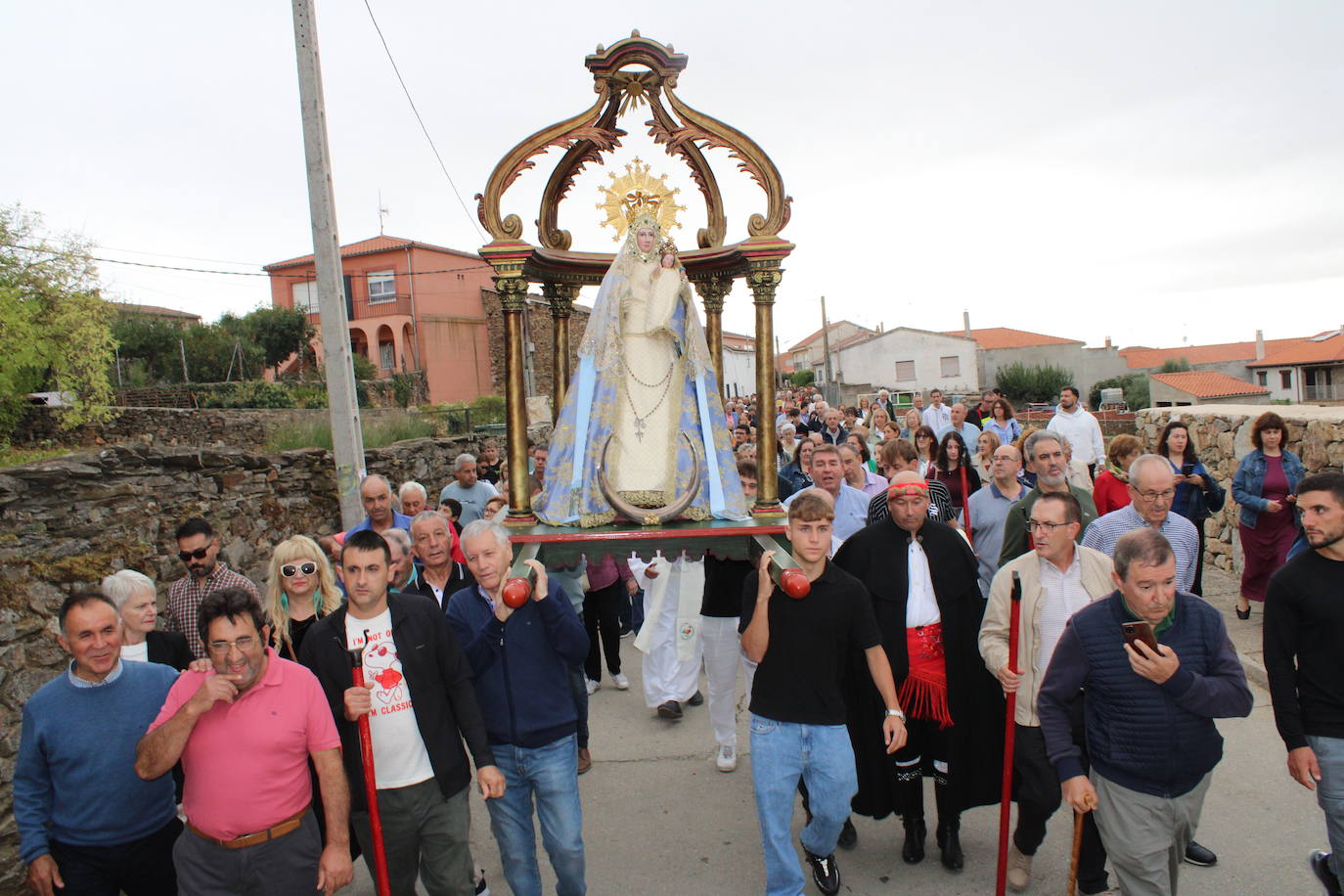 Honores a la Virgen del Carrascal en Cespedosa de Tormes
