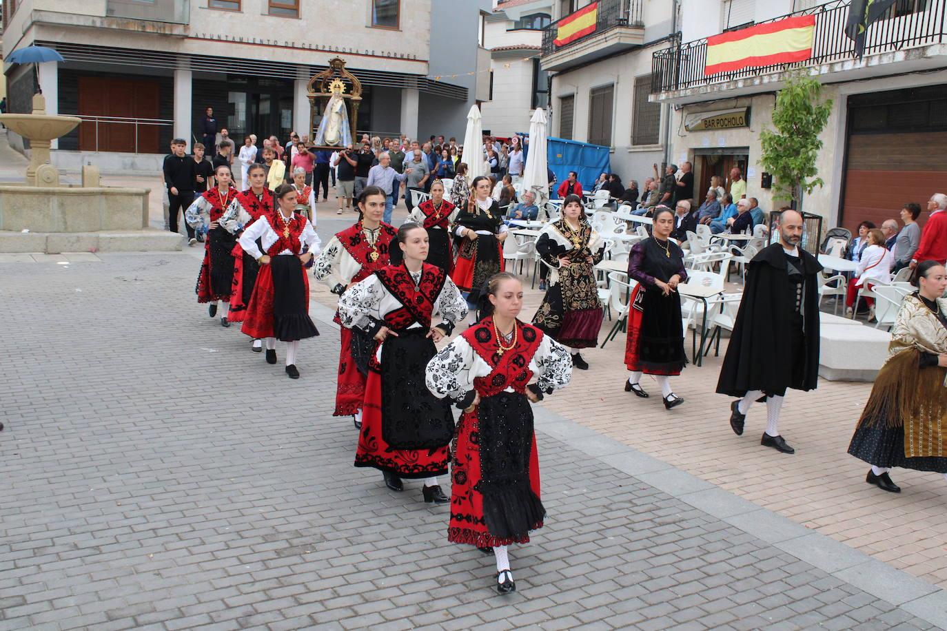 Honores a la Virgen del Carrascal en Cespedosa de Tormes