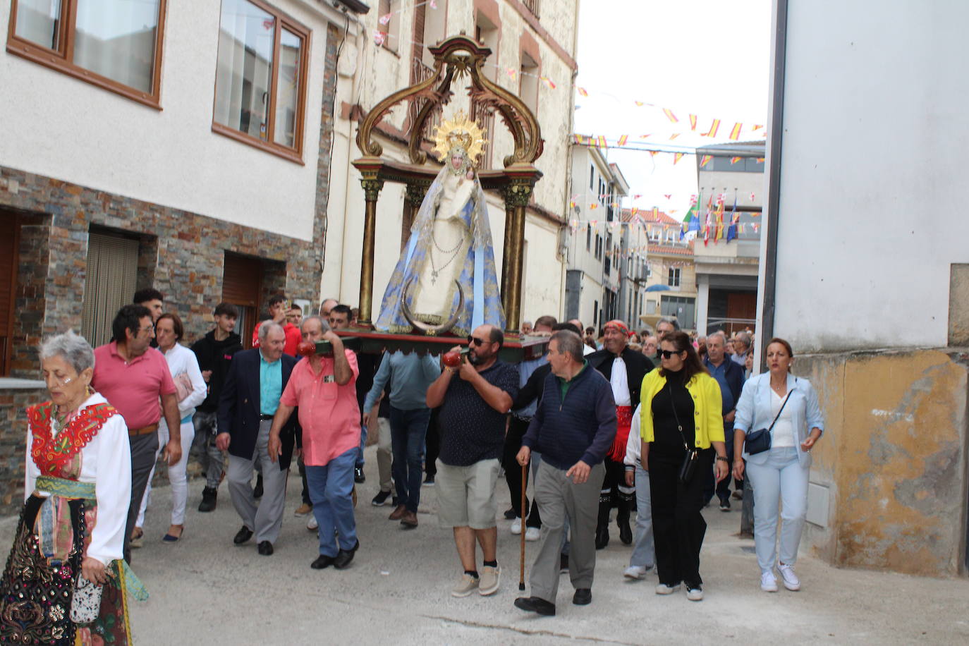 Honores a la Virgen del Carrascal en Cespedosa de Tormes