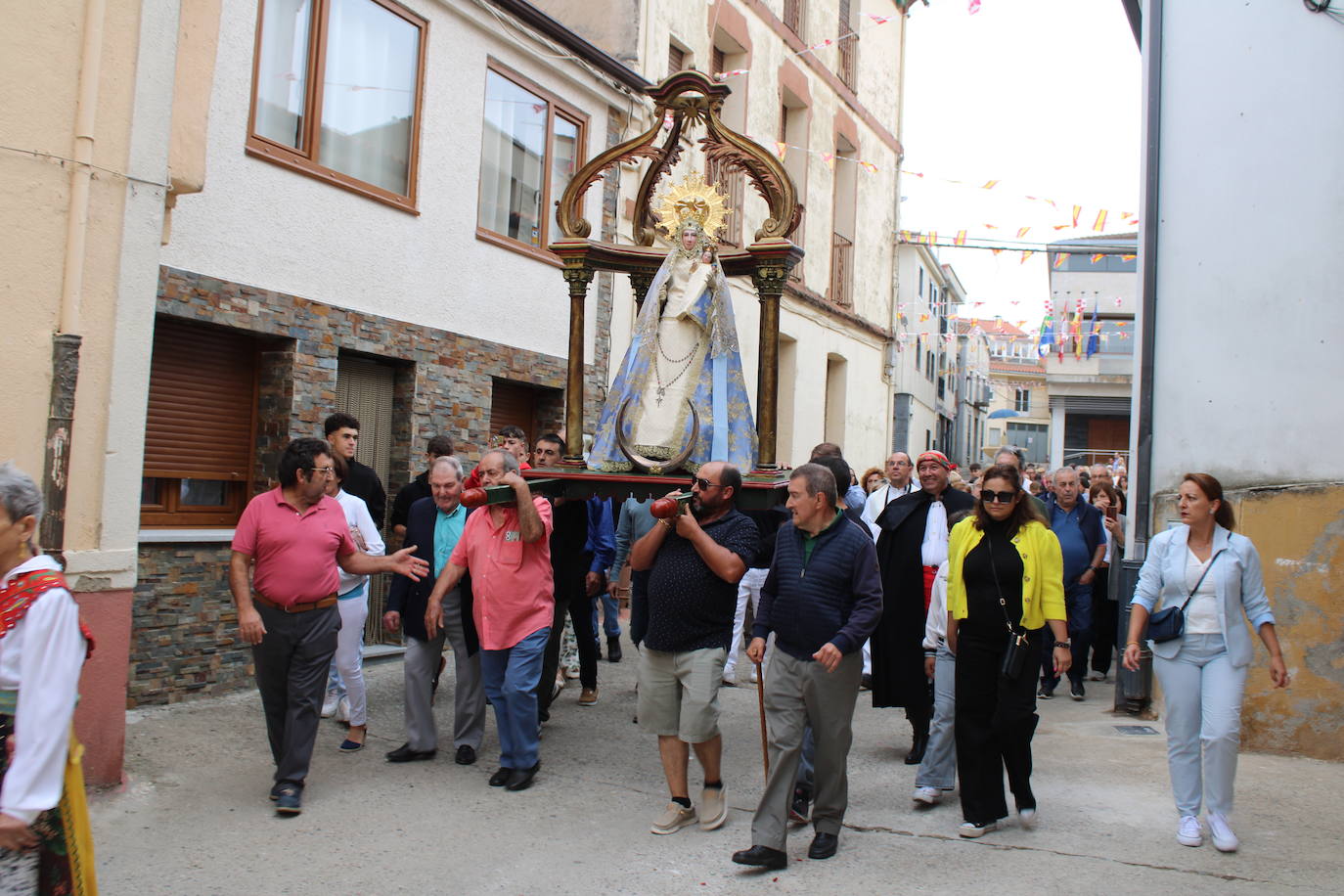 Honores a la Virgen del Carrascal en Cespedosa de Tormes