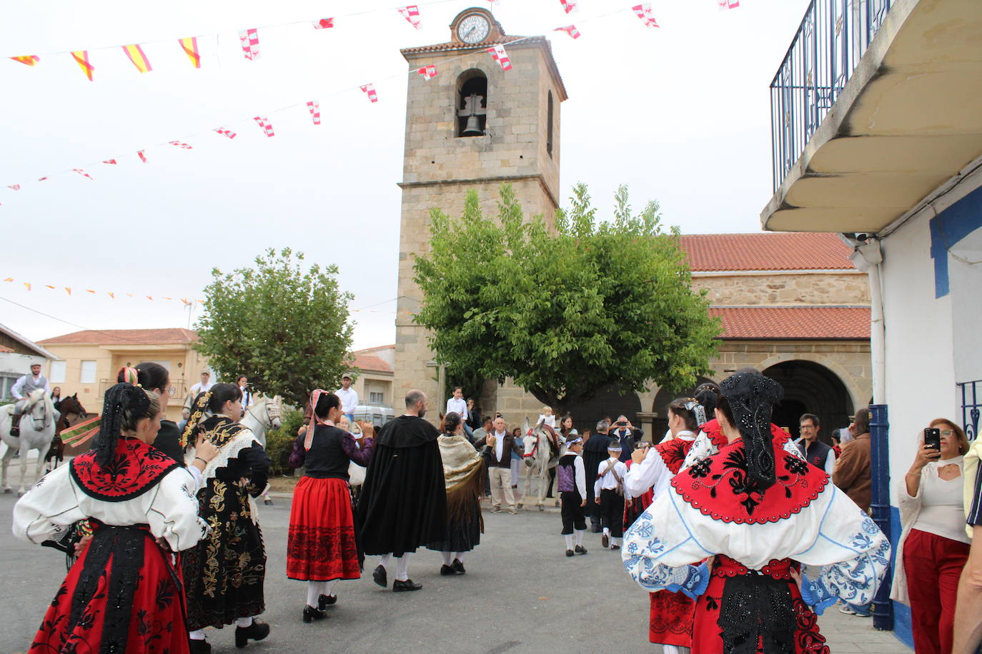 Honores a la Virgen del Carrascal en Cespedosa de Tormes
