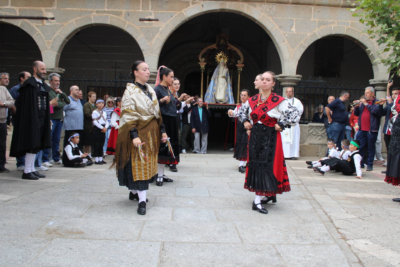Honores a la Virgen del Carrascal en Cespedosa de Tormes