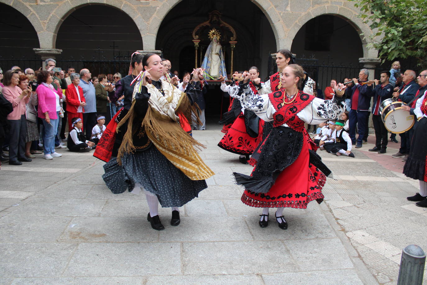Honores a la Virgen del Carrascal en Cespedosa de Tormes