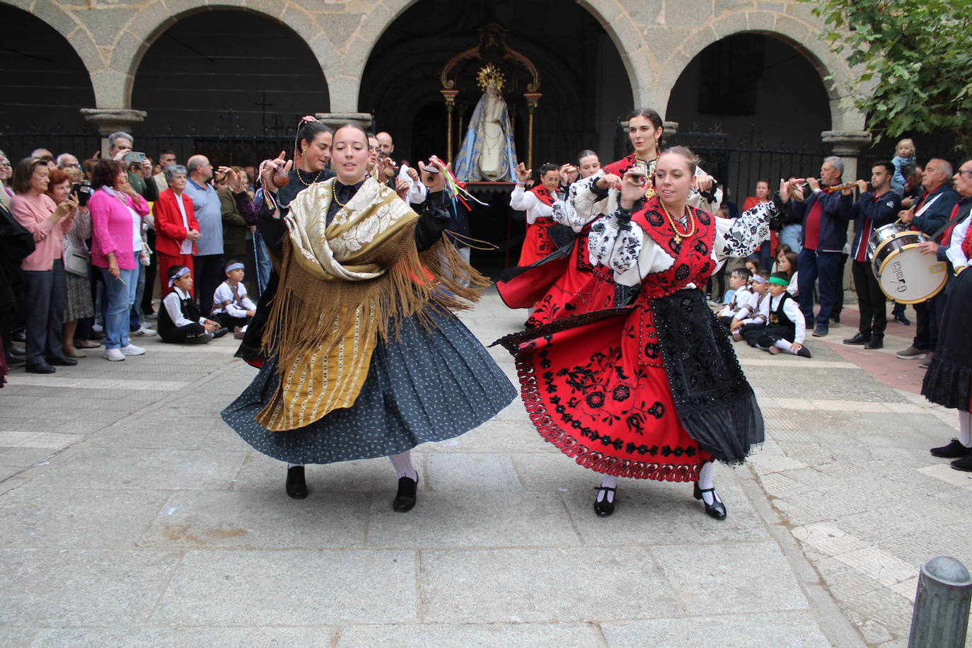 Honores a la Virgen del Carrascal en Cespedosa de Tormes