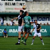 Juanje y Bastida pelean por un balón aéreo.