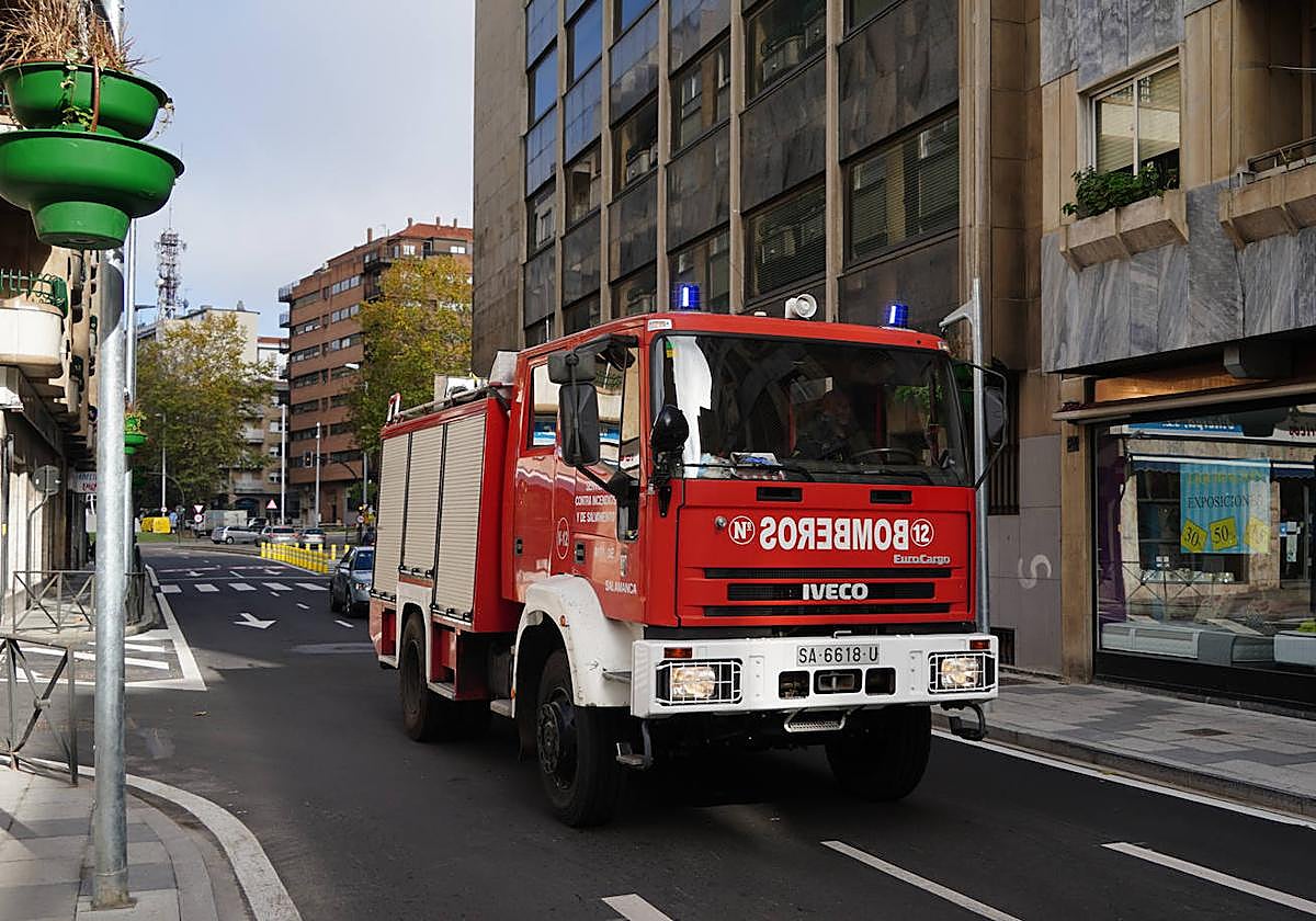 Un camión de los Bomberos del Ayuntamiento de Salamanca, circulando por la capital.