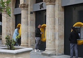 Varias personas, en cajeros de una entidad bancaria.