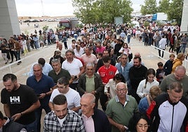 Imagen de las colas que se han formado en los accesos del recinto en la mañana de este domingo.