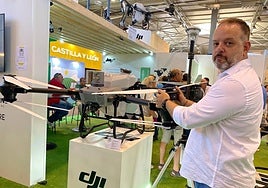 Antonio Charlo muestra un dron adaptado para aplicar productos fitosanitarios.