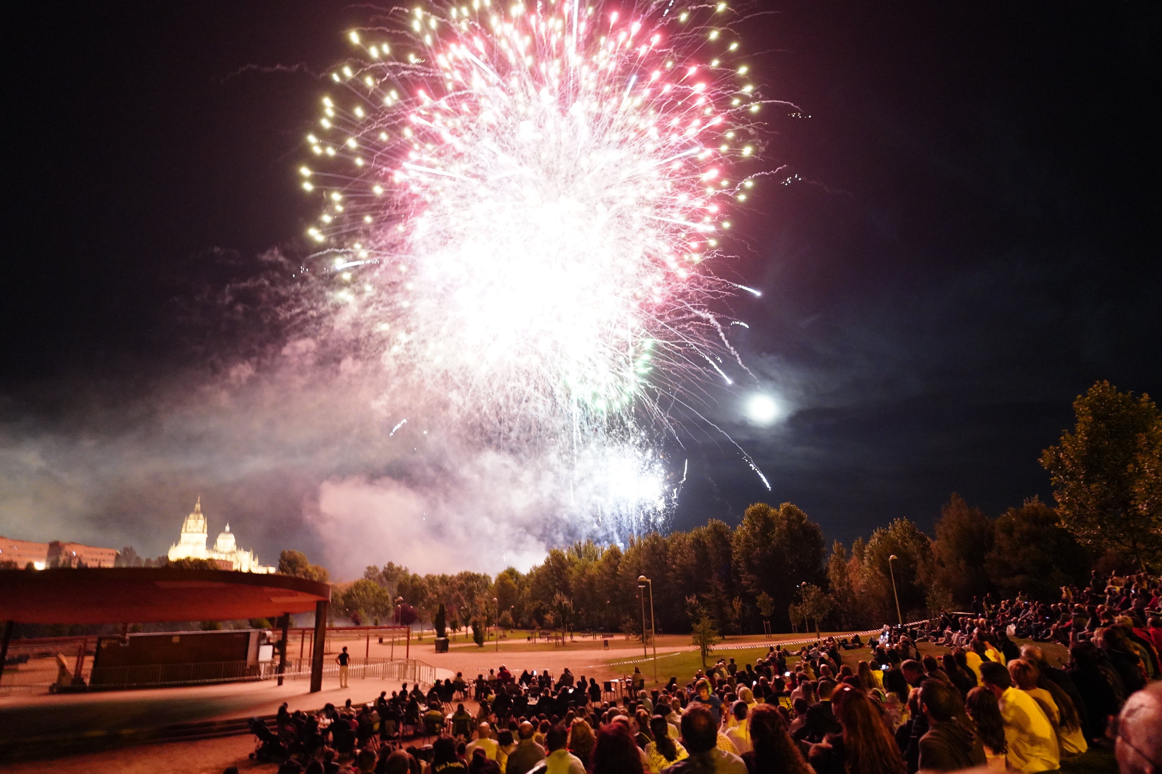 Atronador espectáculo de luz y color para iniciar las Fiestas