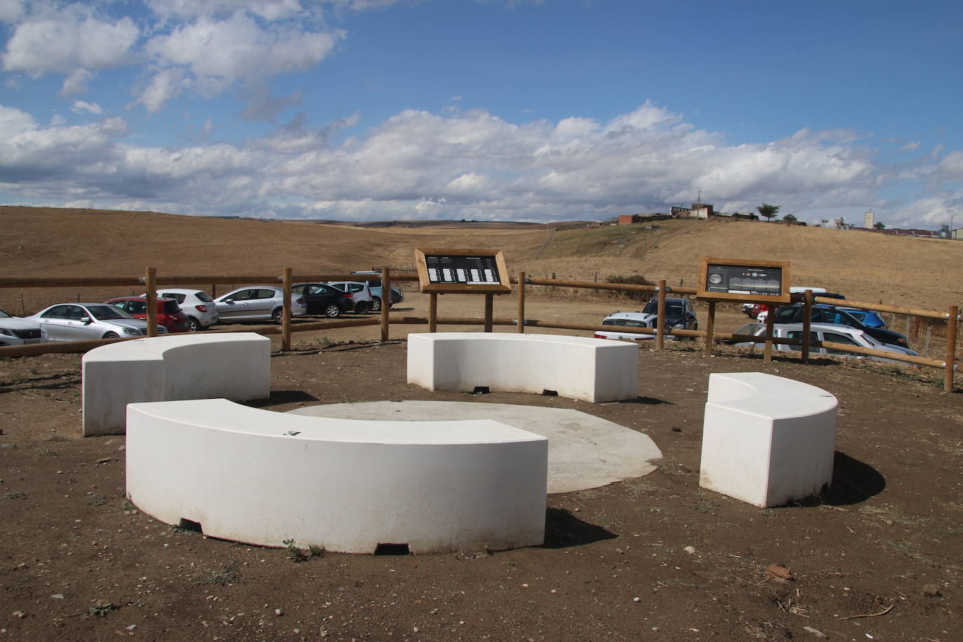 En el reloj analemático de Otero, el ser humano colocado en el centro es el que hace de gnomon. Arriba, el reloj de 550 kgs. de Nava de Béjar.