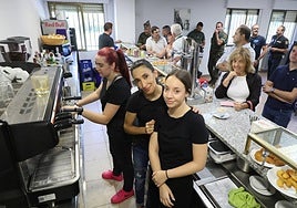 Trabajadoras de la cafetería de la Lonja muestran su amabilidad todos los días de la Feria a pesar de las miles de personas que pasan por el bar.
