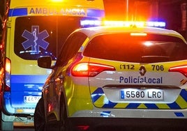 Una ambulancia y un coche de Policía Local, circulando por la capital.