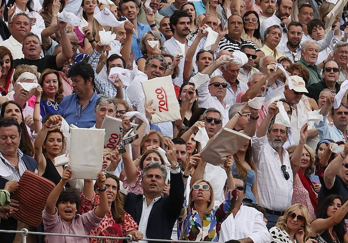 Aficionados en la plaza de toros de La Glorieta, pidiendo los trofeos tras una faena de triunfo.