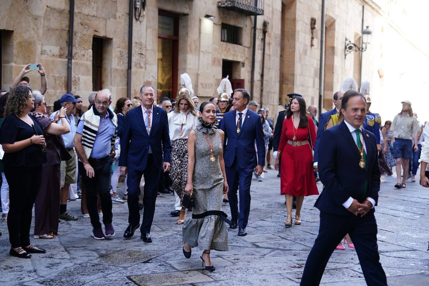 La ofrenda a la Virgen de la Vega en la Catedral, en imágenes