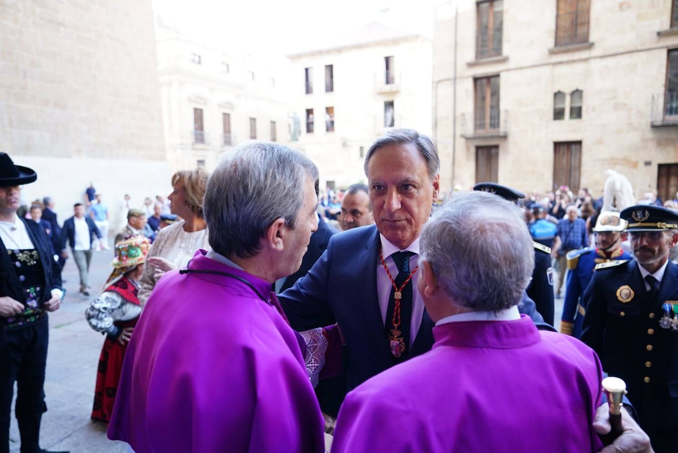 La ofrenda a la Virgen de la Vega en la Catedral, en imágenes