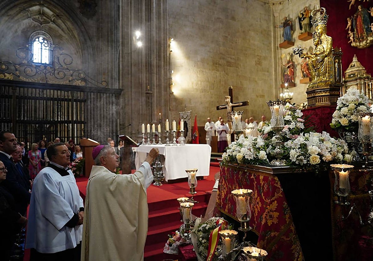 La ofrenda a la Virgen de la Vega en la Catedral, en imágenes