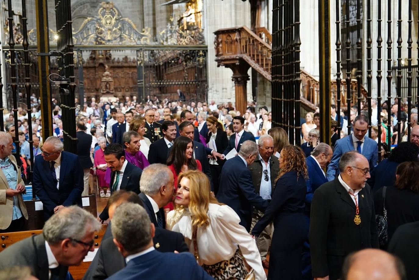 La ofrenda a la Virgen de la Vega en la Catedral, en imágenes