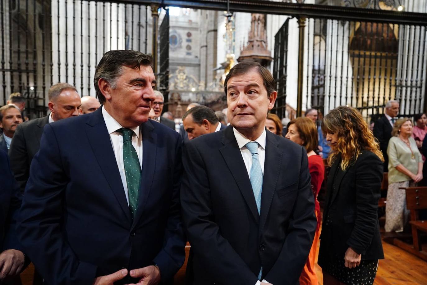 La ofrenda a la Virgen de la Vega en la Catedral, en imágenes