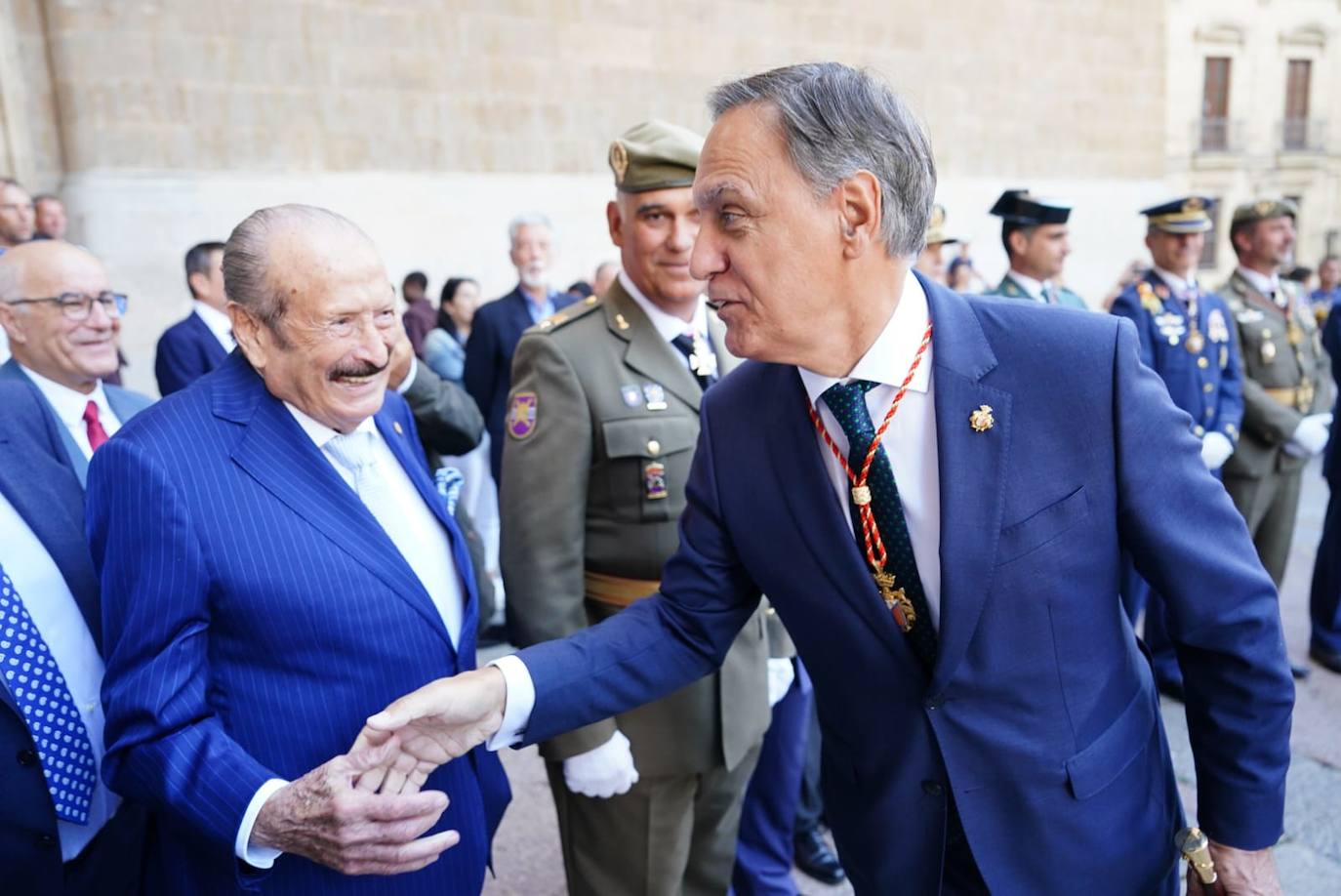 La ofrenda a la Virgen de la Vega en la Catedral, en imágenes