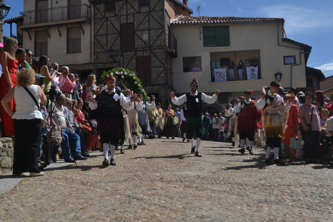 Miranda del Castañar baila en honor a su patrona, la Virgen de la Cuesta