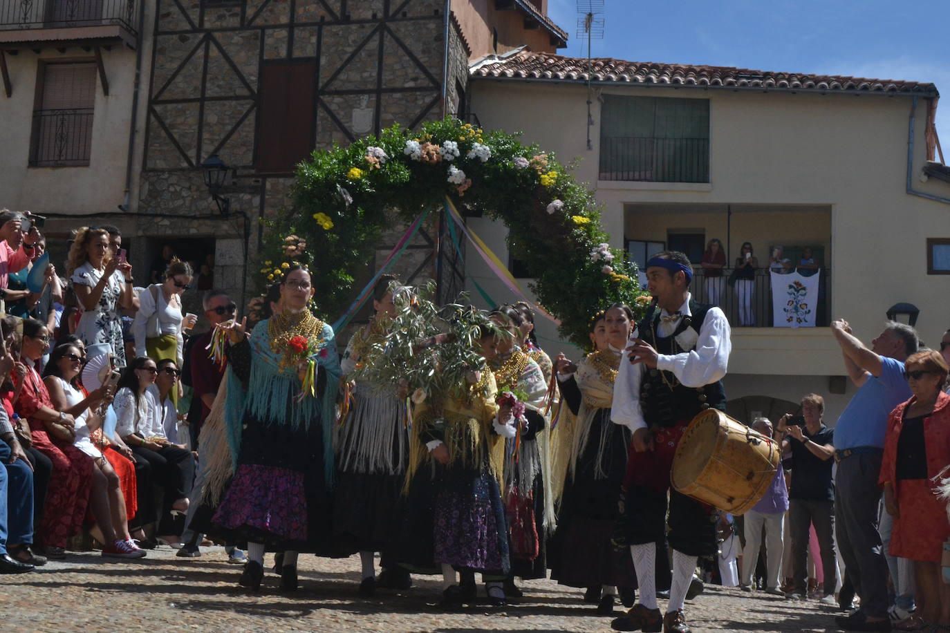 Miranda del Castañar baila en honor a su patrona, la Virgen de la Cuesta