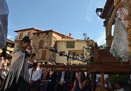Las mozas y mozos mostraron su emoción durante el recital de poemas y peticiones.