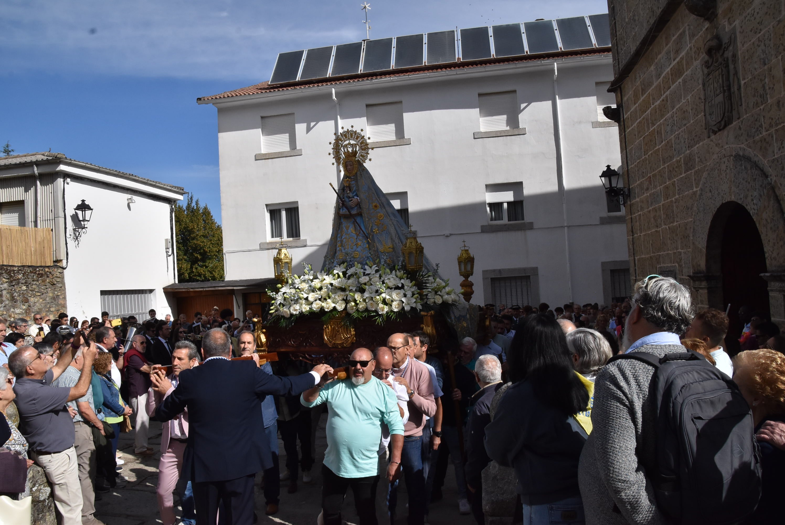 El paraje de El Castañar en Béjar se llena de fieles para acompañar a la Virgen