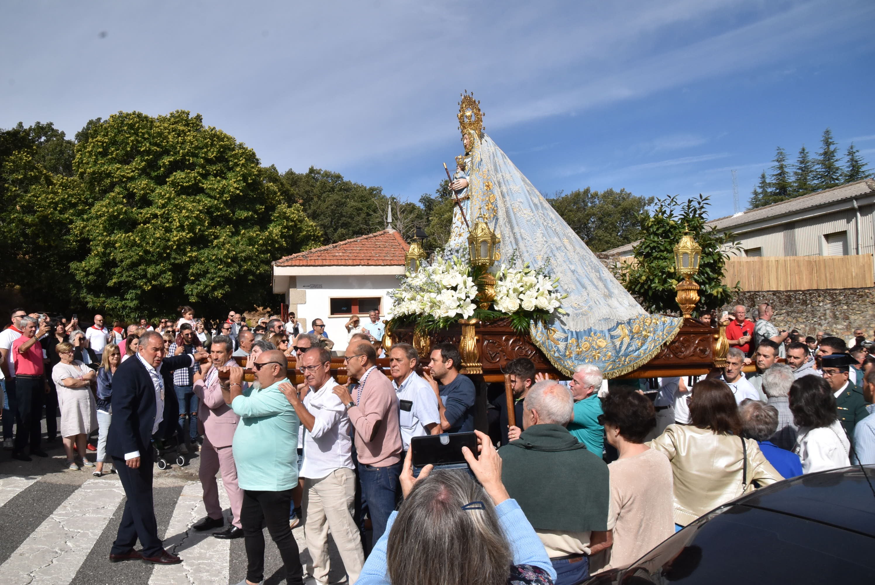 El paraje de El Castañar en Béjar se llena de fieles para acompañar a la Virgen