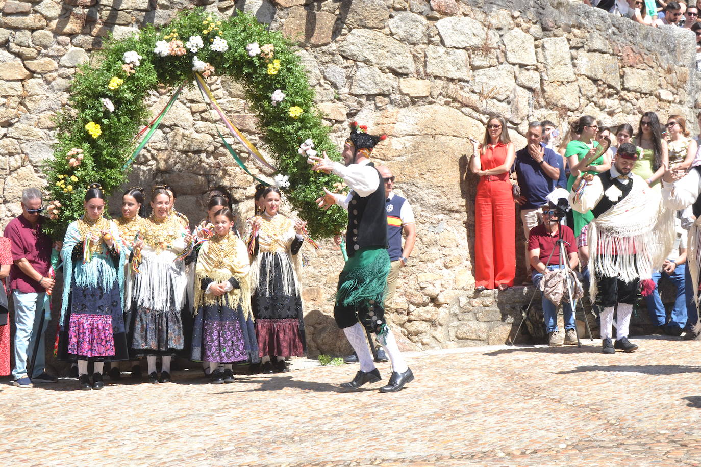 Miranda del Castañar baila en honor a su patrona, la Virgen de la Cuesta