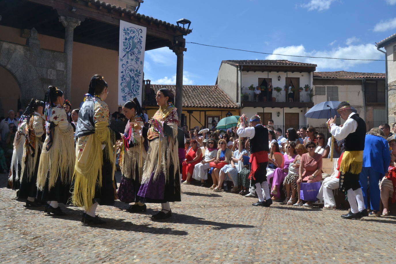 Miranda del Castañar baila en honor a su patrona, la Virgen de la Cuesta